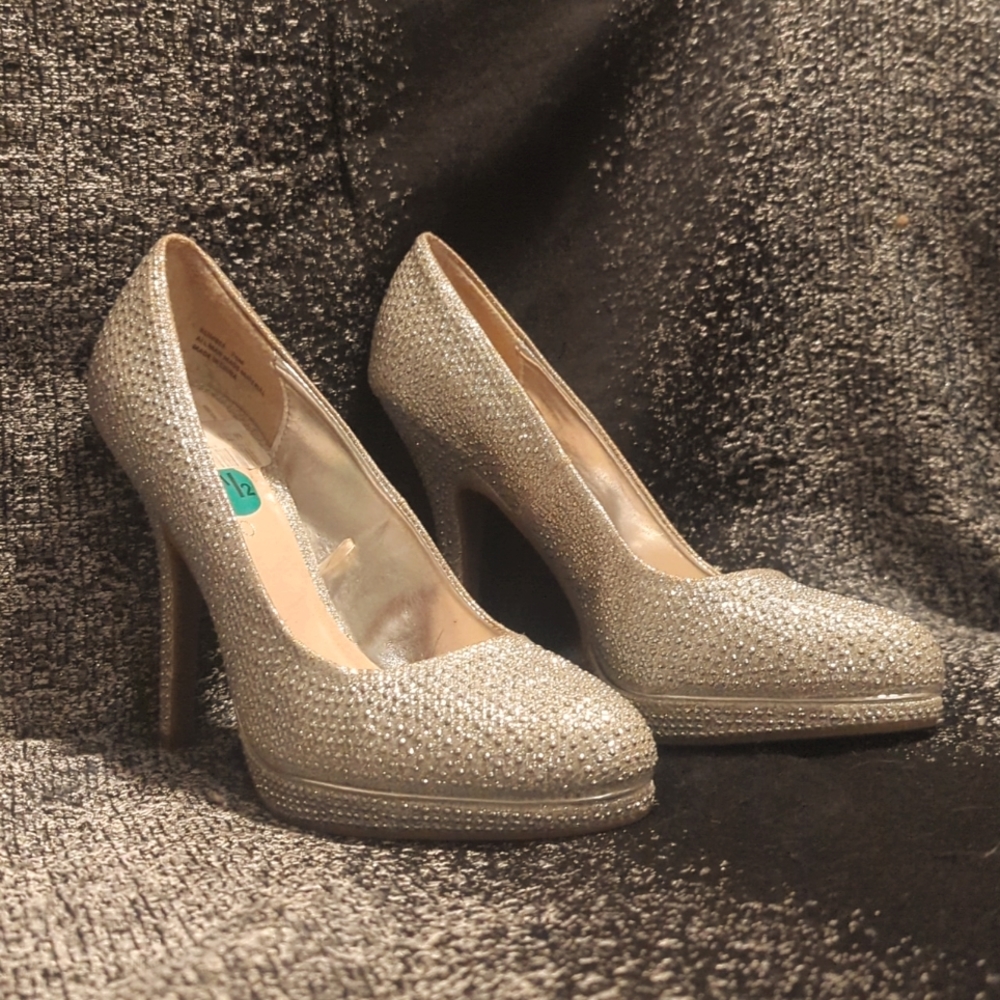 Sparkly heels perfect for any occasion 7 1/2 brand Andiamo silver roughly 4inch